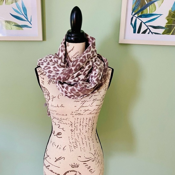 Stylish Leopard Print Scarf/Shawl - Picture 3 of 6